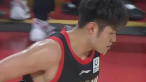 拜仁以六球优势完胜沙尔克04，全场合家欢